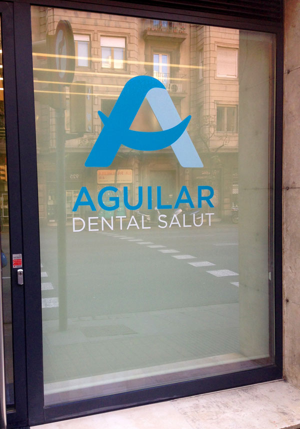 aguilar-dental-salut-nueva-clinica-dental-barcelona-fachada1