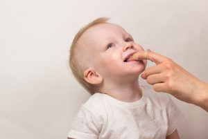 Limpiar encias de bebe con dedal de silicona